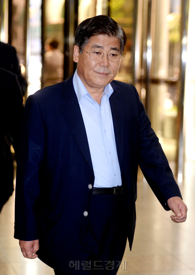 [헤럴드경제=박현구 기자] 지난 19대 국회 당시 서울 영등포구 여의동의 한 오피스텔을 무상으로 쓴 혐의를 받고 있는 이이재 전 새누리당 의원이 4일 오전 서울 서대문구 경찰청 청사에 출석하고 있다. 이 전 의원은 이날 오전 9시50분께 변호사와 함께 청사에 모습을 나타냈다. 그는 “오피스텔 임대료와 보증금 대납 사실을 알았느냐”는 취재진의 질문에 “몰랐다. 사건이 발생하면서 알았다”고 답했다. 이어 “아는 사실 그대로 성실히 조사에 임하겠다”고 말한 뒤 청사로 들어갔다. 경찰청 지능범죄수사대에 따르면 이 전 의원은 2012년 5월부터 10개월동안 지인 이모(52) 씨가 계약한 36㎡(11평)짜리 서울 여의도 M오피스텔을 무상으로 제공받은 혐의(정치자금법 위반)를 받고 있다. 조사 결과 이 오피스텔은 이 전 의원의 당시 비서(6급) 이모(37) 씨가 사용했다. 아울러 경찰은 이 전 의원과 같은 혐의를 받고 있는 김한표 새누리당 의원에 대해서도 이번 국정감사가 마무리되는 대로 소환 일정을 잡을 예정이다.
phko@heraldcorp.com