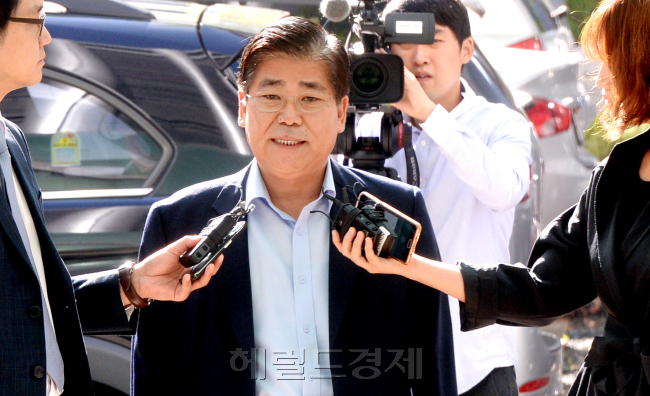 [헤럴드경제=박현구 기자] 지난 19대 국회 당시 서울 영등포구 여의동의 한 오피스텔을 무상으로 쓴 혐의를 받고 있는 이이재 전 새누리당 의원이 4일 오전 서울 서대문구 경찰청 청사에 출석하고 있다. 이 전 의원은 이날 오전 9시50분께 변호사와 함께 청사에 모습을 나타냈다. 그는 “오피스텔 임대료와 보증금 대납 사실을 알았느냐”는 취재진의 질문에 “몰랐다. 사건이 발생하면서 알았다”고 답했다. 이어 “아는 사실 그대로 성실히 조사에 임하겠다”고 말한 뒤 청사로 들어갔다. 경찰청 지능범죄수사대에 따르면 이 전 의원은 2012년 5월부터 10개월동안 지인 이모(52) 씨가 계약한 36㎡(11평)짜리 서울 여의도 M오피스텔을 무상으로 제공받은 혐의(정치자금법 위반)를 받고 있다. 조사 결과 이 오피스텔은 이 전 의원의 당시 비서(6급) 이모(37) 씨가 사용했다. 아울러 경찰은 이 전 의원과 같은 혐의를 받고 있는 김한표 새누리당 의원에 대해서도 이번 국정감사가 마무리되는 대로 소환 일정을 잡을 예정이다.
phko@heraldcorp.com
