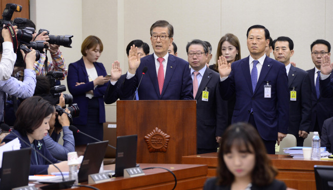 [사진=이동걸 산업은행장(가운데)이 4일 오전 서울 여의도 국회에서 열린 정무위원회 국정감사에 참석해 증인선서를 하고 있다.  박해묵 기자/mook@heraldcorp.com]