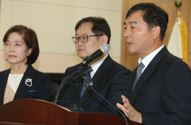 Kim Yeol-hong (right), chairman and board director of the Korean Cancer Association, briefs reporters about the Drug Ministry’s decision to conditionally allow the use of Hanmi’s novel lung cancer drug “Olita Tab.,” also known as Olmutinib, at the ministry’s Seoul office on Tuesday. (Yonhap)