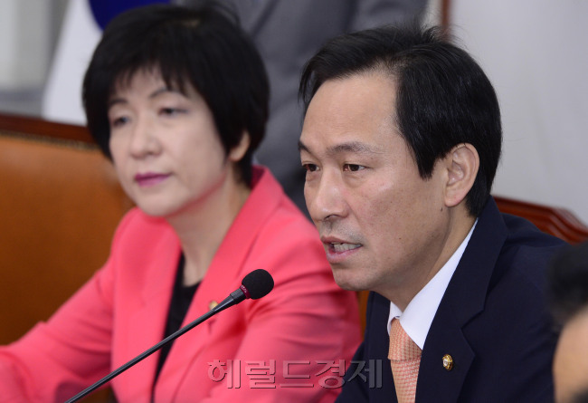 [사진=우상호 더불어민주당 원내대표가 5일 오전 서울 여의도 국회에서 열린 최고위원회의에서 모두발언을 하고 있다.] 박해묵 기자/mook@heraldcorp.com