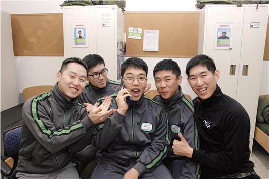 장병복지 일환으로 국방부가 추진한 군 수신전용 핸드폰.