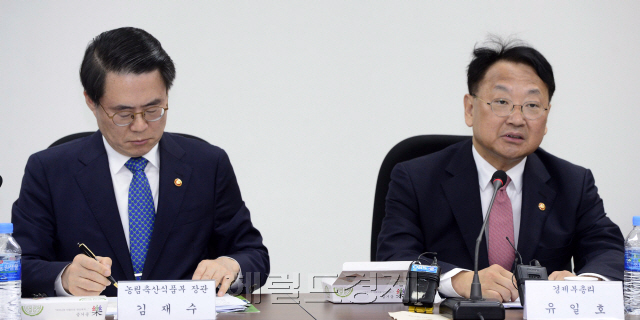 [사진=5일 오전 서울 여의도 국회에서 장ㆍ단기 쌀값 안정 대책 마련을 위한 당정협의가 열린 가운데 유일호 경제부총리 겸 기획재정부 장관과 김재수 농림축산식품부 장관이 자리했다. 당정은 이날 회의에서 올해 쌀 초과 생산량 전량을 연내 수매해서 시장으로부터 격리하기로 합의했다.]
박해묵 기자 mook@heraldcorp.com]