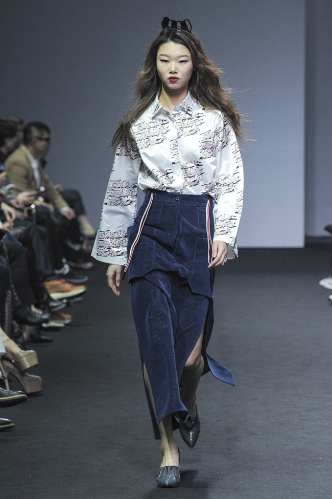 A model presents a collection from Jarret at the 2016 Fall/Winter Seoul Fashion Week. (SFW)