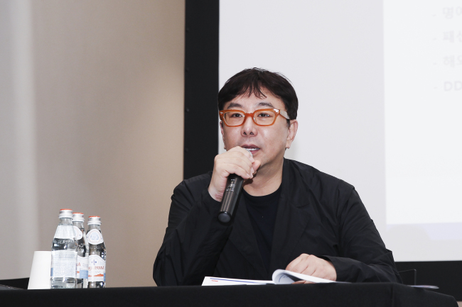 Jung Ku-ho, executive director of Seoul Fashion Week, speaks at a press conference held at Dongdaemun Design Plaza in Seoul on Wednesday. (Seoul Design Foundation)
