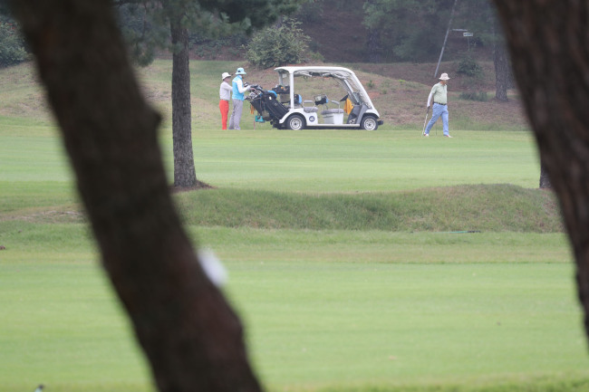 Golfers play golf Saturday at a course located in Goyang, Gyeonggi Province.