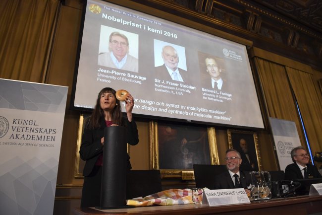 The Royal Academy of Sciences members, from left to right, Professor Sara Snogerup Linse, Professor Goran K Hansson and Professor Olof Ramstrom present the 2016 Nobel Chemistry Prize at the Royal Swedish Academy of Sciences, in Stockholm, Sweden, Wednesday, Oct. 5, 2016. Jean-Pierre Sauvage, Fraser Stoddart and Bernard Feringa have been awarded the Nobel chemistry prize. (AP-Yonhap)