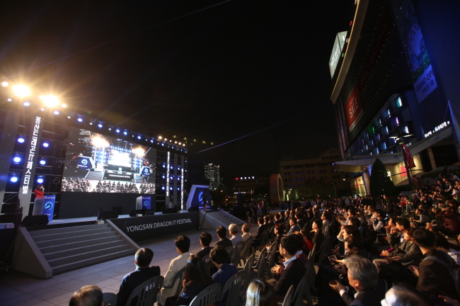 지난해 10월 8일, ‘용산 드래곤 페스티벌’ 개막 공연 행사가 용산 아이파크몰 광장에서 펼쳐지고 있다(위쪽 사진). 지난해 10월 9일, 용산 전자상가에서 열리고 있는 ‘용산 드래곤 페스티벌’ R/C카 대회에서 참가자들이 기량을 뽐내고 있다.