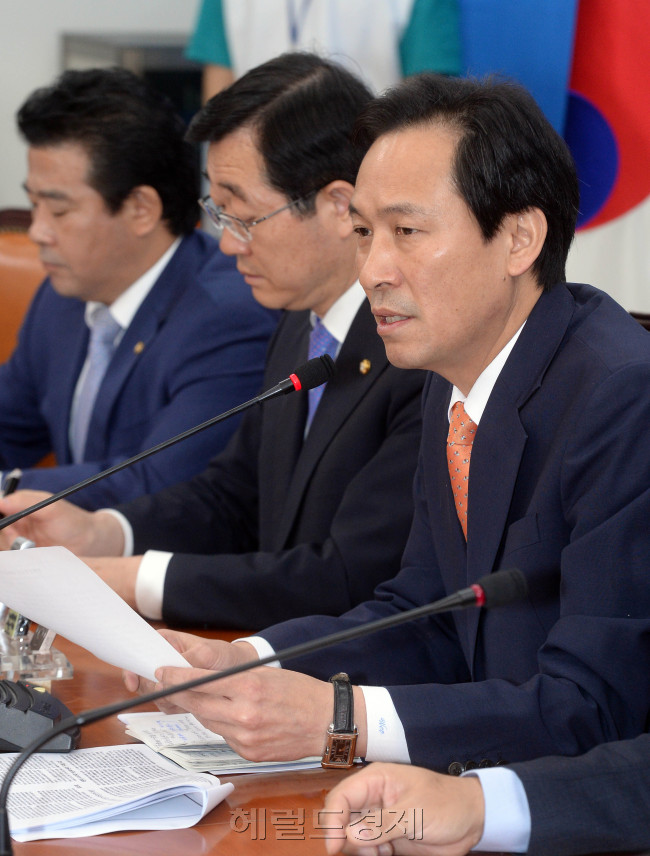 [사진=더불어민주당 우상호 원내대표가 6일 오전 서울 여의도 국회에서 열린 정책조정회의에서 모두발언을 하고 있다./ 안훈 기자 rosedale@heraldcorp.com]