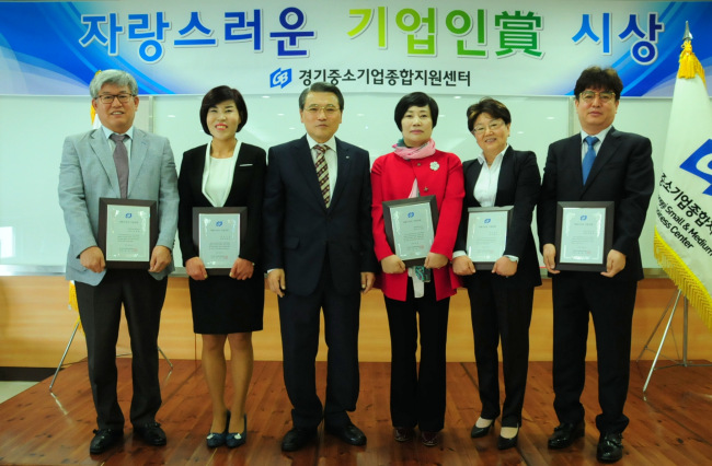 ‘이 달의 자랑스러운 기업인賞’ 시상식에서 (왼쪽부터) ㈜이미지스테크놀로지 김정철 대표, ㈜참식품 김란순 대표, 경기중기센터 윤종일 대표, ㈜비와이인더스트리 이정한 대표, 현대상사 박성양 대표, ㈜선경에스티 한백수 대표가 상패를 들고 기념촬영을 하고 있다.
‘이 달의 자랑스러운 기업인賞’ 시상식에서 (왼쪽부터) ㈜이미지스테크놀로지 김정철 대표, ㈜참식품 김란순 대표, 경기중기센터 윤종일 대표, ㈜비와이인더스트리 이정한 대표, 현대상사 박성양 대표, ㈜선경에스티 한백수 대표가 상패를 들고 기념촬영을 하고 있다.