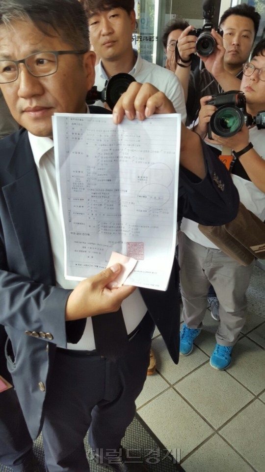 [사진=백남기 투쟁본부와 유족이 지난 4일 오후 2시 서울대병원 장례식장 앞에서 기자회견을 갖고, 법원이 발부한 영장 공개와 백 씨의 사망진단서 정정을 요구했다. 헤럴드경제DB]