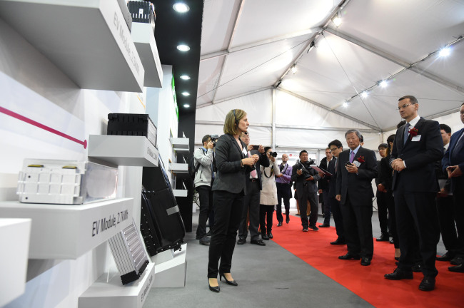 LG Group Chairman Koo Bon-moo (second from right) and Poland‘s Prime Minister Mateusz Morawiecki (first from right) visit the exhibition held at the groundbreaking ceremony for LG Chem’s EV battery plant in Poland. LG Chem