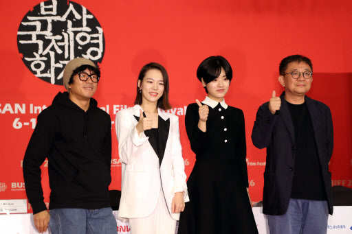 (From left) Actors Yang Ik-june, Han Ye-ri, Lee Joo-young and director Zhang Lu of “A Quiet Dream,” the 2016 Busan International Film Festival opener, pose at a press conference at Dongseo University on Thursday. (Yonhap)　