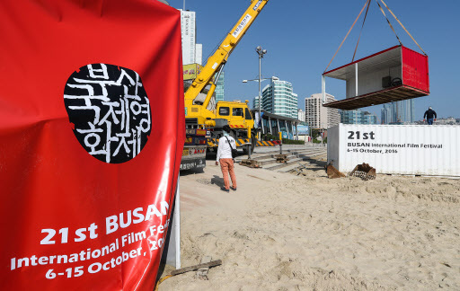 Repair work is progresses on Haeundae Beach on Thursday, after Wednesday’s Typhoon Chaba destroyed the BIFF Village, set up on Haeundae Beach for the 21st Busan International Festival. (Yonhap)