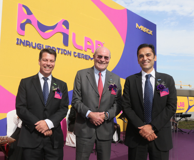 Merck Korea CEO Michael Grund (left) poses with Merck Life Science CEO Udit Batra (right) and Frank Stangenberg-Haverkamp, chairman of Merck’s family board and its parent company E. Merck KG during the opening ceremony of the M-Lab collaboration center held at the Techno Park IT Center in Songdo, Incheon, Thursday. Merck Korea