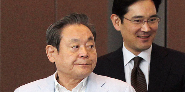 Samsung Electronics Chairman Lee Kun-hee (left) and his son, Vice Chairman Lee Jae-yong