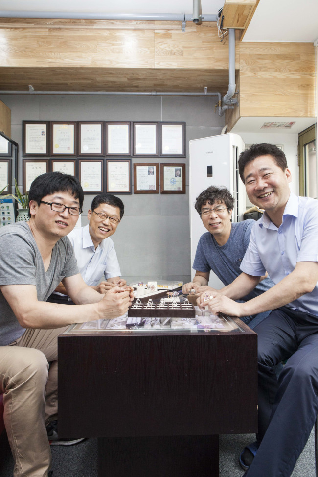 서울주얼리공예협동조합(이사장 최옥남ㆍ오른쪽 첫번째)은 아름다운 주얼리 산업을 발전시켜 나가기 위해 주얼리 공예 분야에서 30~40년 경력을 보유한 전문 공예인들이 설립한 협동조합이다.