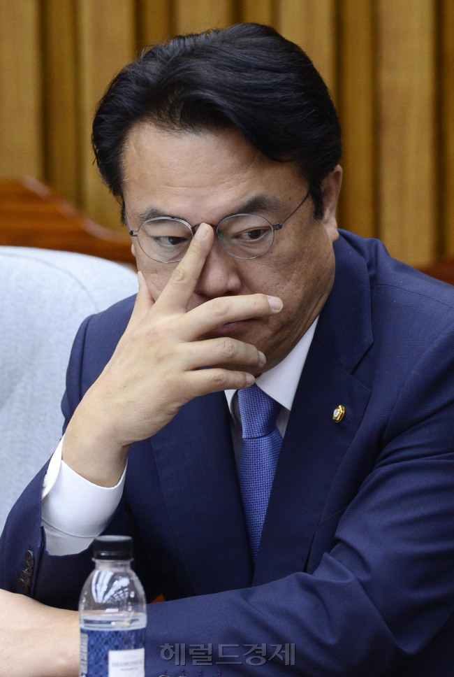 정진석 새누리당 원내대표가 7일 오전 서울 여의도 국회에서 열린 국정감사 대책회의에서 굳은 표정을 짓고 있다. 박해묵 기자/mook@heraldcorp.com
정진석 새누리당 원내대표가 7일 오전 서울 여의도 국회에서 열린 국정감사 대책회의에서 굳은 표정을 짓고 있다. 박해묵 기자/mook@heraldcorp.com