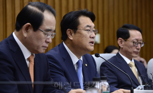 [사진=정진석 새누리당 원내대표가 7일 오전 서울 여의도 국회에서 열린 국정감사 대책회의에서 모두발언을 하고 있다.] 박해묵 기자/mook@heraldcorp.com