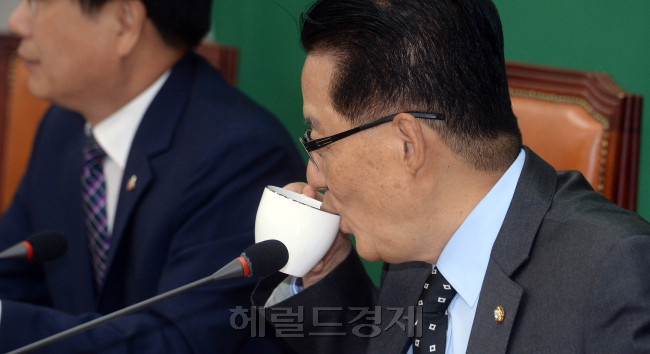 7일 오전 서울 여의도 국회에서 열린 국민의당 비상대책위원회의에서 박지원  비상대책위원장 겸 원내대표가 커피를 마고 있다./ 안훈 기자 rosedale@heraldcorp.com 2016.10.07
7일 오전 서울 여의도 국회에서 열린 국민의당 비상대책위원회의에서 박지원  비상대책위원장 겸 원내대표가 커피를 마고 있다./ 안훈 기자 rosedale@heraldcorp.com 2016.10.07