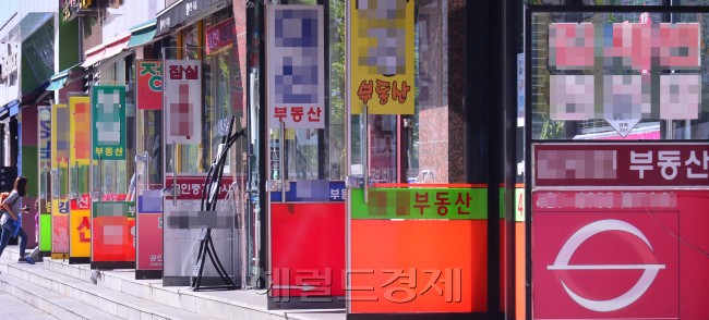 서울의 아파트 전월세 전환율이 사상 최저치지만, 주거부 부담은 여전하다. 저금리 기조에 순수 전세가 희귀하고 집주인들의 월세 선호가 계속되고 있어서다. 사진은 잠실 중개업소 모습. [사진=이상섭 기자/babtong@heraldcorp.com]