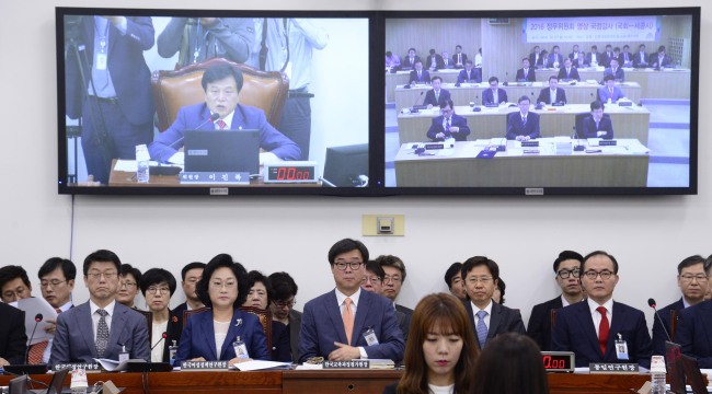 7일 오전 서울 여의도 국회에서 국무총리실 소관 경제인문사회연구회와 산하 국책연구원에 대한 국회 정무위원회 국정감사가 실시된 가운데 국회와 세종정부청사를 화상으로 연결해 국감을 진행하고 있다.  박해묵 기자/mook@