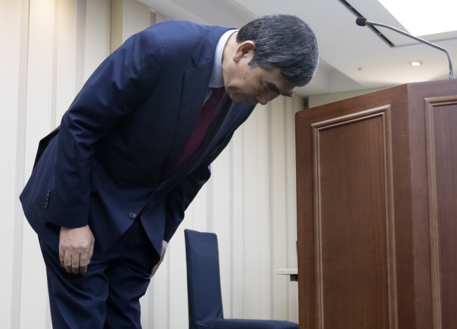 Hanmi Pharmaceutical CEO Lee Gwan-sun apologizes at an urgent press meeting held at the company`s headquarters in Seoul on Oct. 2.