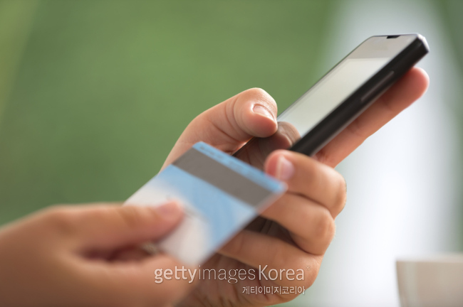 모바일쇼핑 월간 거래액이 관련 통계 작성 이후 처음으로 3조원을 넘어섰다. 여기에는 30대 여성들의 약진이 있었다. 직장인ㆍ주부로 바쁘게 살아가지만 쇼핑을 즐기고 싶은 여성들의 수요가 모바일 쇼핑으로 이어졌고, 모바일 쇼핑 전체의 매출증가로 이어졌다. [사진=게티이미지 뱅크]