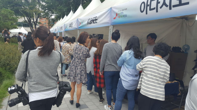 서울 성동구 성수동 구두테마공원 거리에 펼쳐진 슈슈마켓 수제화 판매부스. 끝없이 펼쳐진 구두들에 방문객은 “구두 전시회에 온 느낌”이라며 즐거워했다.