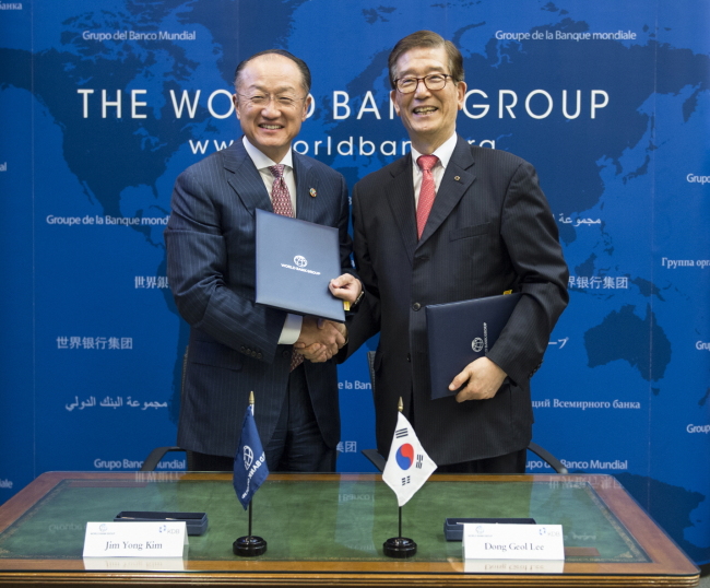 이동걸 산업은행 회장(사진 오른쪽)이 지난 7일(현지시각) 미국 워싱턴 DC 세계은행(World Bank) 본사에서 김용 세계은행 총재를 만나 국제투자공사가 운용하는 ‘이머징 아시아 펀드(Emerging Asia Fund)’ 참여 서명식을 가졌다.