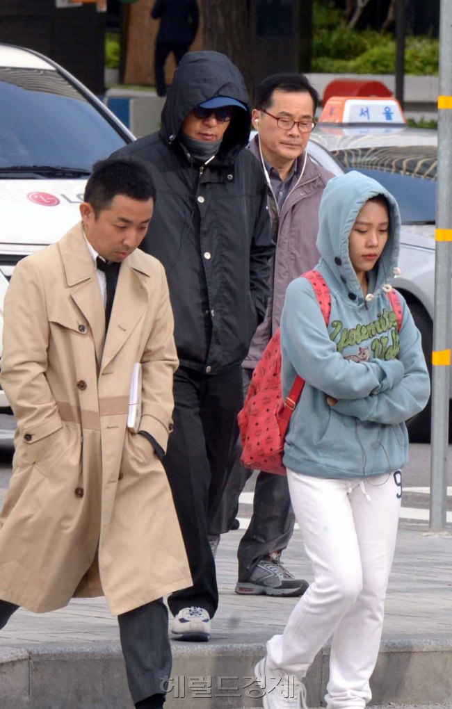 10일 아침 기온이  8도까지 떨어진 가운데 광화문 교차로의  출근하는 시민들 옷차림이 두틈해 졌다. 기상청은 서울은 오늘 낮 최고기온이  20도로 예년보다 4도 낮은 분포를 보이겠다고 발표했다. 정희조 기자/checho@heraldcorp.com
