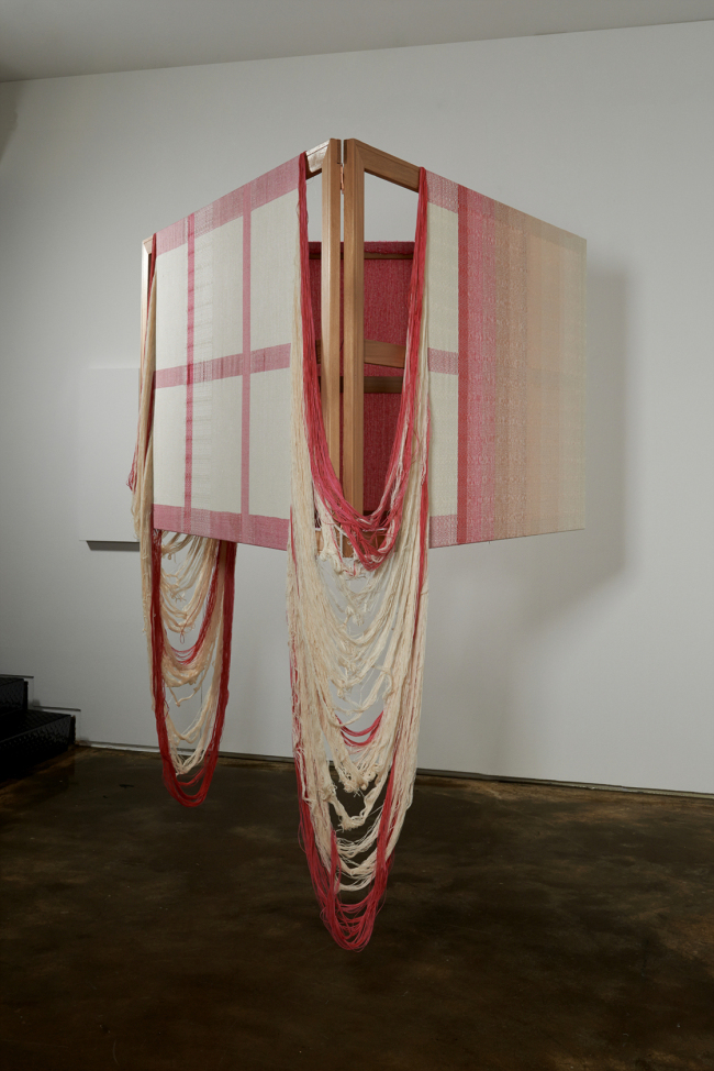 차승언,One thing-1(Hiking Clothes123)_면사 합성사 나무프레임, 220ⅹ145ⅹ145cm, 2014