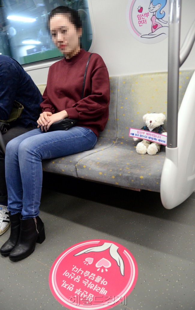 [사진=서울시는 최근 지하철 9호선의 임산부 배려석에 테디베어를 놓는 행사를 진행했다. ‘임산부 배려석’이라는 표지에는 ‘함께 저를 안고 앉으시고 내리실 때는 제자리에 놔달라는 문구’가 적혀있다. 임산부 배려 문화가 정착될지 주목된다. 박현구 기자/phko@heraldcorp.com]