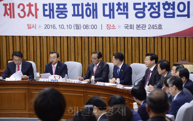 이정현 새누리당 대표가 10일 오전 서울 여의도 국회에서 열린 3차 태풍 피해 대책 당정 협의에서 모두발언을 하고 있다. 당정 협의에서는 울산ㆍ부산 등 피해 지역에 대한 특별재난지역 우선 선포를 포함한 전반적 대책을 논의했다.  박해묵 기자 mook@