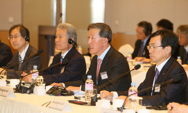 [사진설명=전경련은 일본 경단련과 함께 10일 전경련회관 컨퍼런스센터에서 한일 양국 경제인 40여명이 참석한 가운데 ‘제26회 한일재계회의’를 개최했다. 허창수 전경련 회장이 인사말을 하고 있다. 왼쪽부터 쿠보타 마사카즈 경단련 사무총장, 사카키바라 사다유키 경단련 회장, 허창수 전경련 회장, 이승철 전경련 부회장]