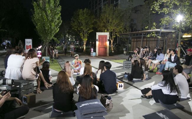 Writer Kim Dong-young speaks to a young crowd in JTBC’s new talk show “Talking Street.” (JTBC)