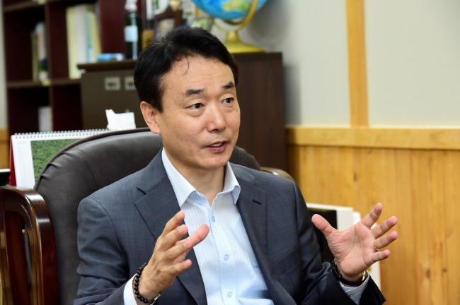 백두대간수목원을 진두지휘해 온 산림청 김용하 차장은 “최대 200만점의 종자를 저장할 수 있는 백두대간수목원 씨드볼트는 한국판 노아의 방주”라고 말한다.