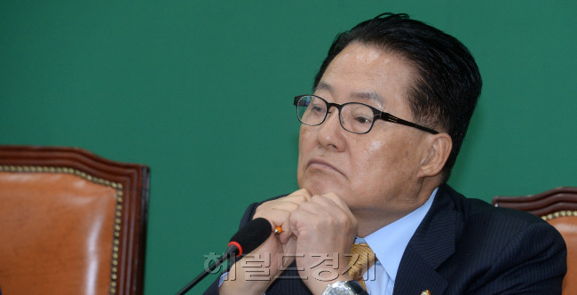 [사진=국민의당 박지원 비상대책위원장 겸 원내대표가 11일 오전 서울 여의도 국회에서 열린 원내대책회의에서 생각에 잠겨 있다.  안훈 기자 rosedale@heraldcorp.com]