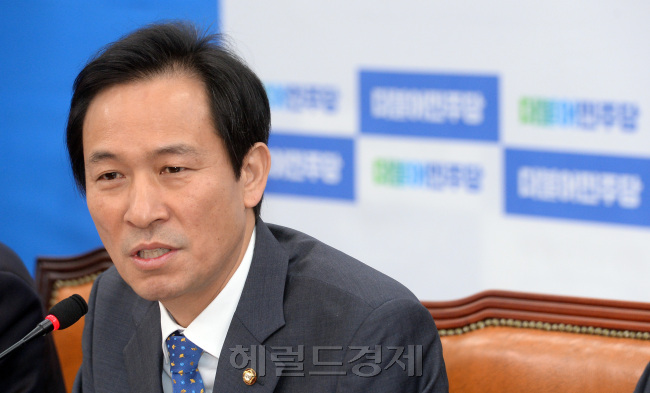 [사진=더불어민주당 우상호 원내대표가 11일 오전 서울 여의도 국회에서 열린 원내대책회의에서 모두발언을 하고 있다.   안훈 기자 rosedale@heraldcorp.com]