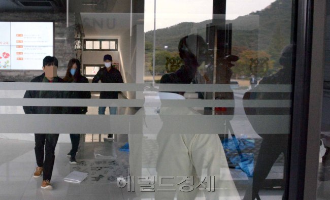 [사진=서울대학교 학생 1000여명이 시흥캠퍼스 계획 철회를 요구하며 총장실 점거에 나서면서 학교와 학생간 갈등이 커지고 있다. 11일 아침의 본관 분위기. 총학생회 측은 본관 내 카메라 기자의 출입을 불허했다. 정희조 기자/checho@heraldcorp.com]