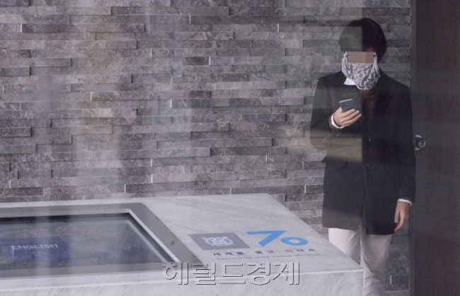 [사진=서울대 본관 주변에서 한 학생이 휴대폰을 보고 있다. 정희조 기자/checho@heraldcorp.com]