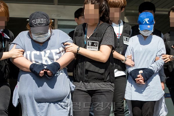 입양한 6세 딸을 학대 끝에 사망에 이르게 한 양모 김모(사진 왼쪽) 씨와 동거인 임모 씨가 현장검증을 위해 인천 남동경찰서에서 나오고 있다. [사진=헤럴드경제DB]