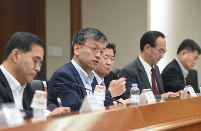 최상목 기획재정부 차관이 11일 서울 여의도 한국수출입은행에서 한진해운 관련 합동대책 TF 회의를 주재하고 있다. 지난 8월말 한진해운 법정관리로 인한 파장과 물류대란을 해소하기 위해 구성된 TF 회의는 이번이 14번째로 아직도 수십척의 한진해운 선박이 하역을 마치지 못하고 공해상을 떠돌고 있다. [사진=기획재정부]