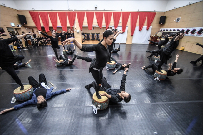 Members of the Seoul Metropolitan Dance Theater perform scenes from the upcoming “SIN-Sl, the Festival of the Sun,” during a press rehearsal at the Sejong Center in Seoul on Monday. (Sejong Center)