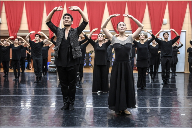 Members of the Seoul Metropolitan Dance Theater perform scenes from the upcoming “SIN-Sl, the Festival of the Sun,” during a press rehearsal at the Sejong Center in Seoul on Monday. (Sejong Center)