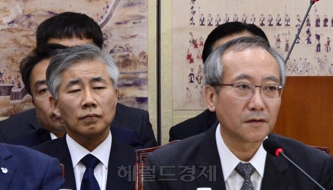 [사진=故 백남기 씨의 주치의로 진단증명서에 ‘병사’로 기록해 논란을 일으키고 있는 백선하(오른쪽) 서울대병원 신경외과 과장이 11일 오전 서울 여의도 국회에서 열린 교육문화체육관광위원회 국정감사에 출석하고 있다. 박해묵 기자/mook@heraldcorp.com]