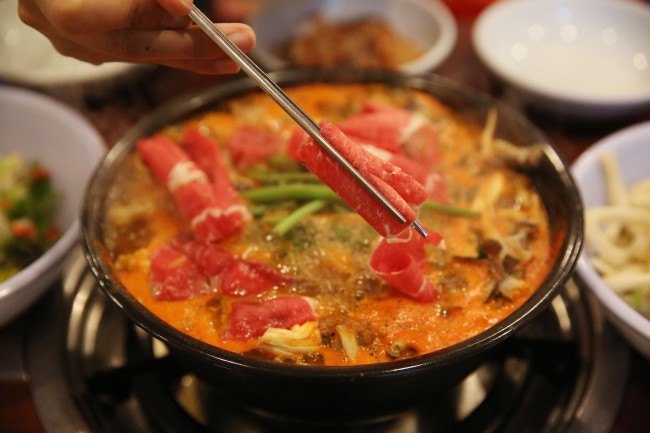 An overabundance of oyster mushrooms and minari watercress begins the meal. (Lee Kyung-sub)