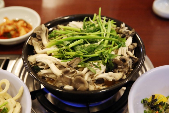 Gayang Kalguksu’s mushroom maeuntang (Lee Kyung-sub)