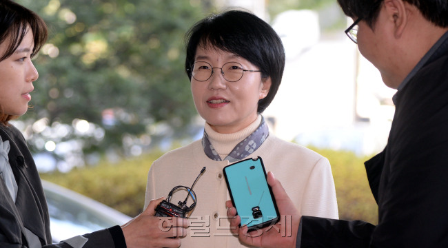 ［헤럴드경제=박현구 기자］4ㆍ13 총선 당시 홍보비 리베이트 의혹으로 기소된 국민의당의 박선숙ㆍ김수민 의원이 12일 오전 서울 마포구 서울서부지법에서 열린 속행 공판에 각각 출석, 법정으로 향하고 있다. 이들 의원은 두 차례 구속영장 기각 끝에 공직선거법ㆍ선거자금법 위반 혐의로 지난 8월 불구속 기소된 바 있다. phko@heraldcorp.com