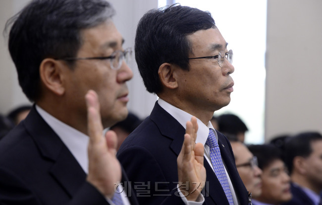 이승철 전국경제인연합회 상근부회장(오른쪽)이 12일 오전 서울 여의도 국회에서 열린 국회 기획재정위원회 국정감사에서 증인선서를 하고 있다. 이 부회장은 미르ㆍK스포츠재단 설립과정에서의 전경련 역할과 정권 실세들의 외압 여부, 전경련 해체 논란 등에 대한 증언할 예정이다.  박해묵 기자/mook@heraldcorp.com